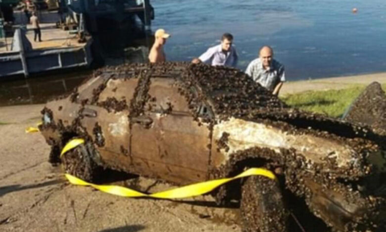 Bomb discovery! He accidentally found a car at the bottom of the river and called the police.