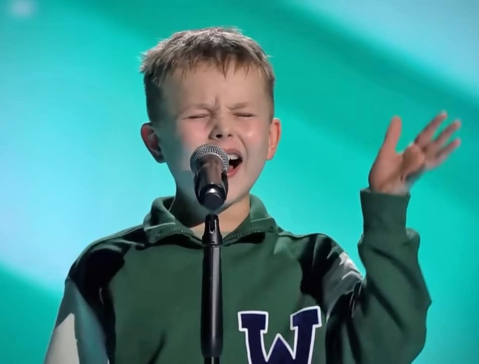 On The Voice, 10-year-old Bjarne sang “Someone You Loved” and revealed his incredible voice.