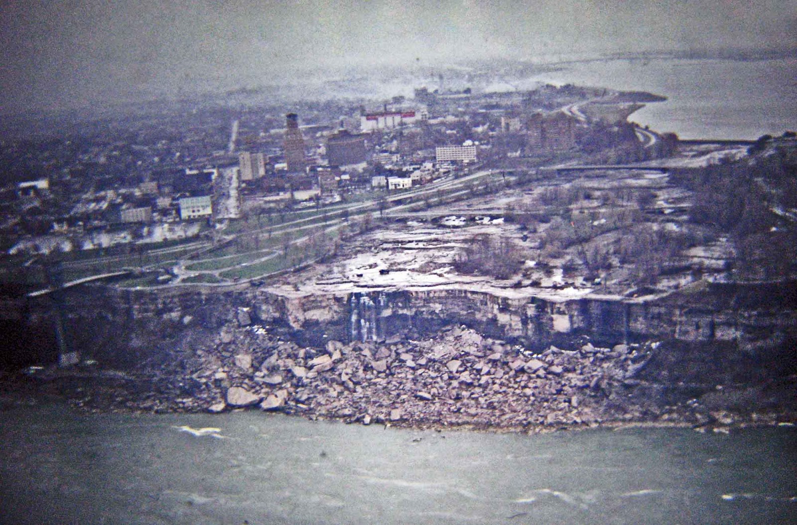 These Photos Show Niagara Falls Without Water, 1969