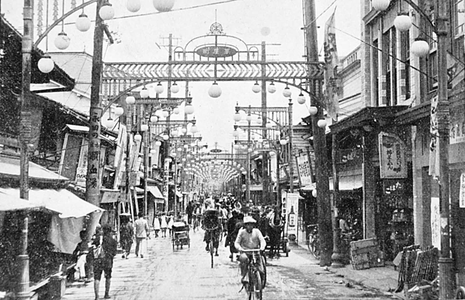 Photographs of Hiroshima before and after the atomic bombing, 1945