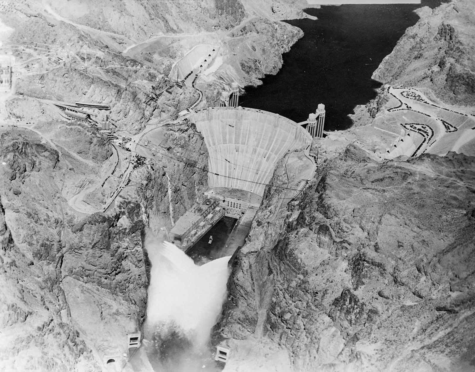 Building the Hoover Dam seen Through Rare Photographs, 1931-1936